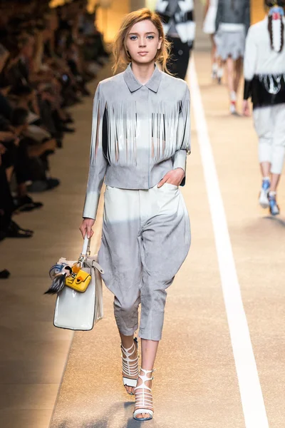 Look 18